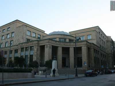 I contorni di un tempio greco disegnano l'elegante portico a doppia altezza con quattro colonne, su una delle quali resiste un doppio orologio in rame che ancora scandisce perfettamente le ore